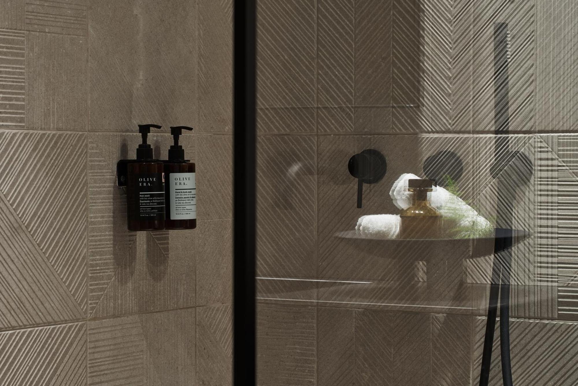 Отель The Newel Psychiko Афины Экстерьер фото A shower with soap and shampoo dispensers